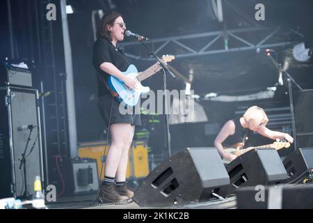 Pillow Queens, eine irische Rockband aus Dublin, tritt beim Tempelhof Sounds Festival in Berlin auf Stockfoto