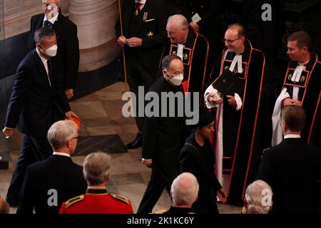 Der chinesische Vizepräsident Wang Qishan kommt beim Staatsfuneral von Königin Elizabeth II. An, das in der Westminster Abbey, London, stattfand. Bilddatum: Montag, 19. September 2022. Stockfoto