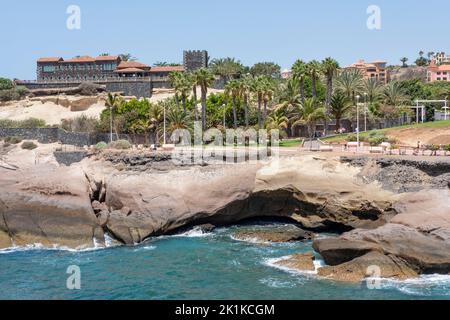 Elegantes Hotel auf einer Klippe, umgeben von der felsigen Bucht, Hotels, Einkaufsvierteln und der langen Promenade, Casa Del Duque, Costa Adeje Stockfoto