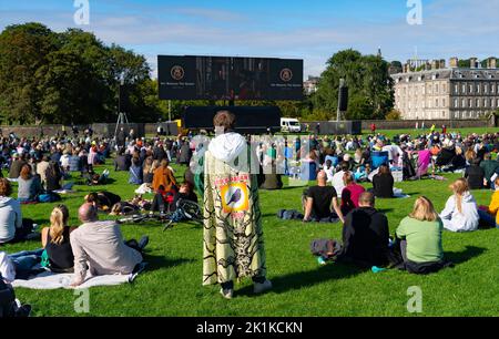 Edinburgh, Schottland, Großbritannien. 19.. September 2022. Im Holyrood Park versammeln sich die Mitglieder der Öffentlichkeit, um die Live-Vorführung der Beerdigung von Königin Elizabeth II von Westminster Abbey auf einer Großleinwand zu sehen. Iain Masterton/Alamy Live News Stockfoto