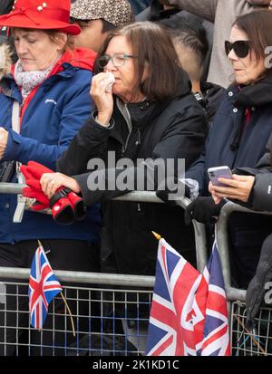 London, Großbritannien. 19. September 2022. Menschenmassen auf dem Staatsfuneral von QueenÕs. Nach einem Gottesdienst in der Westminster Abbey wird die Queen zur St. GeorgesÕ Chapel, Windsor, gebracht, wo sie zu einem privaten Gottesdienst und zur Beerdigung gebracht wird. Kredit: Doug Peters/EMPICS Kredit: Doug Peters/Alamy Live Nachrichten Stockfoto