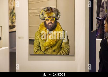 Ein Gemälde, das in der Armory Show New York Art Fair im Herbst 2022 an der Wand hängt Stockfoto