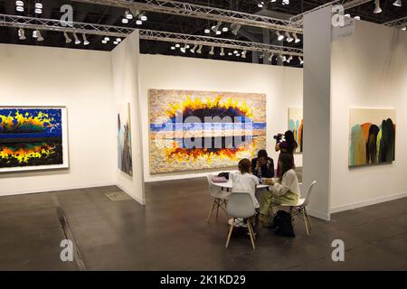 Eine Gruppe von Menschen beobachten Gemälde in der Armory Show New York Art Fair für Herbst 2022 Stockfoto