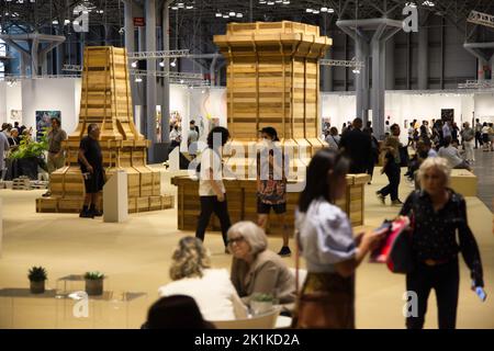 Eine Gruppe von Menschen in der Armory Show New York Art Fair für Herbst 2022 Stockfoto