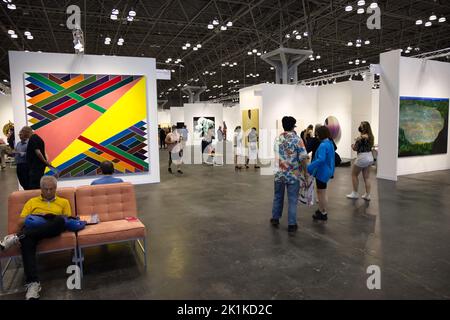 Eine Gruppe von Menschen beobachten Gemälde in der Armory Show New York Art Fair für Herbst 2022 Stockfoto