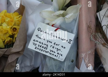 Sydney, Australien. 19.. September 2022. Letzter Tag, an dem Menschen nach dem Tod der Königin Blumen und Kondolenzbotschaften vor dem Regierungsgebäude hinterlassen konnten. Kredit: Richard Milnes/Alamy Live Nachrichten Stockfoto