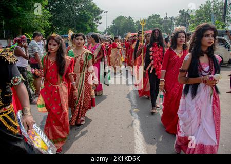 Kalkutta, Indien. 18. September 2022. Eine weibliche Hauptgruppe „Sristi“ organisierte das größte „Live Make-up-Event“, um den weltrekord im guinness-Buch zu brechen. 800 Modelle wurden als Ma Durga, Ma Kali, Mahadev und Parbati verkleidet und machten eine Kundgebung von Princep Ghat Kalkata zum East Bengal Club Ground. An diesem Event nahmen insgesamt 852 Modelle Teil. (Foto: Sudip Chanda/Pacific Press) Quelle: Pacific Press Media Production Corp./Alamy Live News Stockfoto