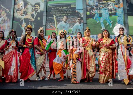 Kalkutta, Indien. 18. September 2022. Eine weibliche Hauptgruppe „Sristi“ organisierte das größte „Live Make-up-Event“, um den weltrekord im guinness-Buch zu brechen. 800 Modelle wurden als Ma Durga, Ma Kali, Mahadev und Parbati verkleidet und machten eine Kundgebung von Princep Ghat Kalkata zum East Bengal Club Ground. An diesem Event nahmen insgesamt 852 Modelle Teil. (Foto: Sudip Chanda/Pacific Press) Quelle: Pacific Press Media Production Corp./Alamy Live News Stockfoto