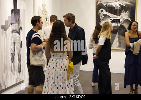 Eine Gruppe von Menschen in der Armory Show New York Art Fair für Herbst 2022 Stockfoto