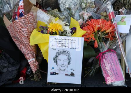 Sydney, Australien. 19.. September 2022. Letzter Tag, an dem Menschen nach dem Tod der Königin Blumen und Kondolenzbotschaften vor dem Regierungsgebäude hinterlassen konnten. Kredit: Richard Milnes/Alamy Live Nachrichten Stockfoto