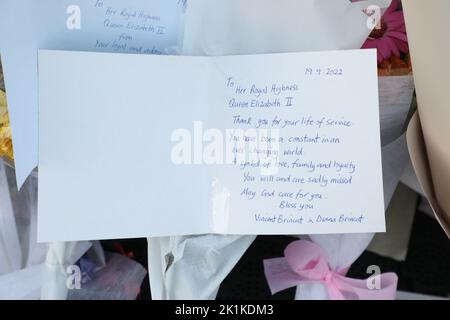 Sydney, Australien. 19.. September 2022. Letzter Tag, an dem Menschen nach dem Tod der Königin Blumen und Kondolenzbotschaften vor dem Regierungsgebäude hinterlassen konnten. Kredit: Richard Milnes/Alamy Live Nachrichten Stockfoto