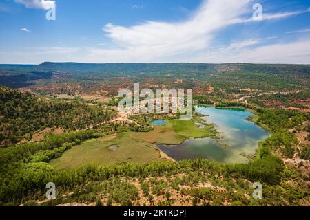 Idyllische landschaftliche Aussicht auf die Natur in einem Gebiet bekannt als España Vacia. Uña-See, Serranía de Cuenca, Spanien Stockfoto