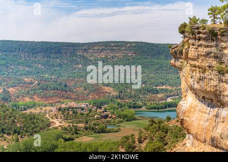 Idyllische landschaftliche Aussicht auf die Natur in einem Gebiet bekannt als España Vacia. Uña-See, Serranía de Cuenca, Spanien Stockfoto