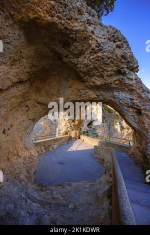 Der Ventano del Diablo ist eine Höhle auf Karstfelsen mit einem fantastischen Blick über eine Jucar-Schlucht in der Serrania de Cuenca, Spanien Stockfoto