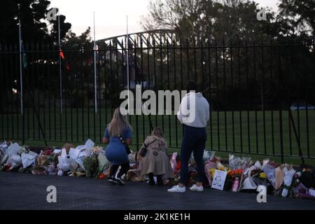 Sydney, Australien. 19.. September 2022. Letzter Tag, an dem Menschen nach dem Tod der Königin Blumen und Kondolenzbotschaften vor dem Regierungsgebäude hinterlassen konnten. Kredit: Richard Milnes/Alamy Live Nachrichten Stockfoto