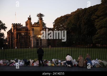 Sydney, Australien. 19.. September 2022. Letzter Tag, an dem Menschen nach dem Tod der Königin Blumen und Kondolenzbotschaften vor dem Regierungsgebäude hinterlassen konnten. Kredit: Richard Milnes/Alamy Live Nachrichten Stockfoto