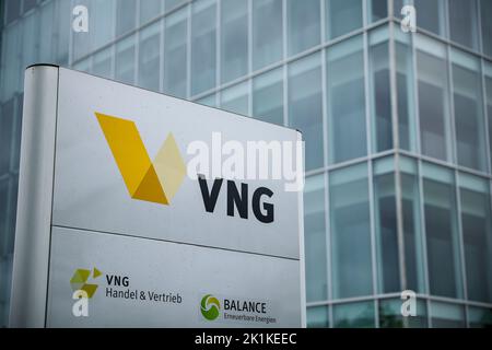 Leipzig, Deutschland. 19. September 2022. Das Logo von VNG ist auf einem Schild vor dem Hauptsitz des Unternehmens zu sehen. Der Gaslieferant - Nummer drei auf dem deutschen Markt - ist aufgrund der Energiekrise in finanzielle Schwierigkeiten geraten und hat Hilfe vom Staat beantragt. Hintergrund dafür ist ein Mangel an russischen Gaslieferungen, die jetzt teuer aus anderen Quellen ersetzt werden müssen. Das Unternehmen hat 2021 rund ein Fünftel des deutschen Gasbedarfs gedeckt und gilt als „systemwichtig“. Quelle: Jan Woitas/dpa/Alamy Live News Stockfoto