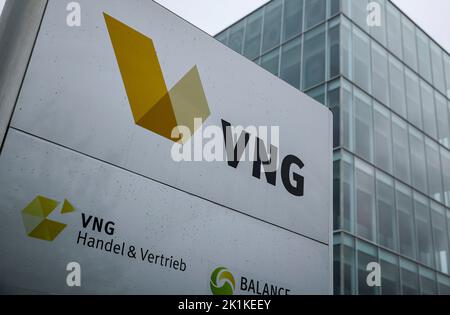 Leipzig, Deutschland. 19. September 2022. Das Logo von VNG ist auf einem Schild vor dem Hauptsitz des Unternehmens zu sehen. Der Gaslieferant - Nummer drei auf dem deutschen Markt - ist aufgrund der Energiekrise in finanzielle Schwierigkeiten geraten und hat Hilfe vom Staat beantragt. Hintergrund dafür ist ein Mangel an russischen Gaslieferungen, die jetzt teuer aus anderen Quellen ersetzt werden müssen. Das Unternehmen hat 2021 rund ein Fünftel des deutschen Gasbedarfs gedeckt und gilt als „systemwichtig“. Quelle: Jan Woitas/dpa/Alamy Live News Stockfoto