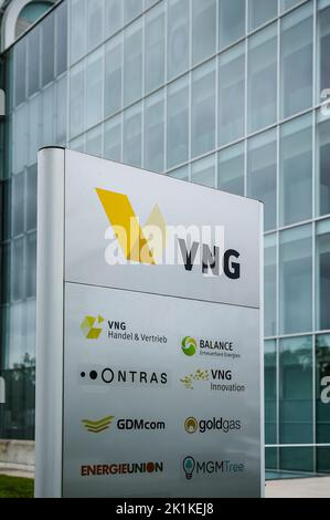 Leipzig, Deutschland. 19. September 2022. Das Logo von VNG ist auf einem Schild vor dem Hauptsitz des Unternehmens zu sehen. Der Gaslieferant - Nummer drei auf dem deutschen Markt - ist aufgrund der Energiekrise in finanzielle Schwierigkeiten geraten und hat Hilfe vom Staat beantragt. Hintergrund dafür ist ein Mangel an russischen Gaslieferungen, die jetzt teuer aus anderen Quellen ersetzt werden müssen. Das Unternehmen hat 2021 rund ein Fünftel des deutschen Gasbedarfs gedeckt und gilt als „systemwichtig“. Quelle: Jan Woitas/dpa/Alamy Live News Stockfoto