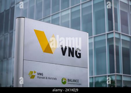 Leipzig, Deutschland. 19. September 2022. Das Logo von VNG ist auf einem Schild vor dem Hauptsitz des Unternehmens zu sehen. Der Gaslieferant - Nummer drei auf dem deutschen Markt - ist aufgrund der Energiekrise in finanzielle Schwierigkeiten geraten und hat Hilfe vom Staat beantragt. Hintergrund dafür ist ein Mangel an russischen Gaslieferungen, die jetzt teuer aus anderen Quellen ersetzt werden müssen. Das Unternehmen hat 2021 rund ein Fünftel des deutschen Gasbedarfs gedeckt und gilt als „systemwichtig“. Quelle: Jan Woitas/dpa/Alamy Live News Stockfoto