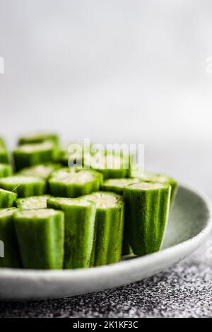 Nahaufnahme der gehackten Okra auf einem Teller Stockfoto