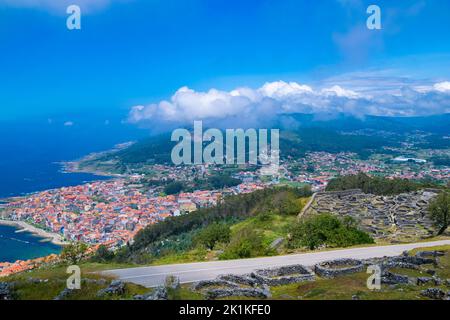 Luftaufnahme der galizischen Festung Santa Tecla und des Dorfes La Guardia, Pontevedra, Galicien, Spanien Stockfoto