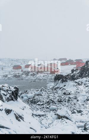 Eine vertikale Aufnahme der Esperanza Base an einem verschneiten Tag in Hope Bay, Trinity Peninsula Stockfoto