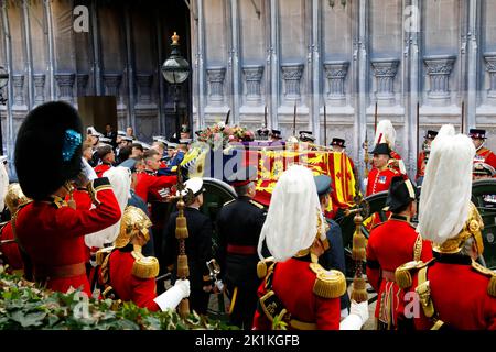 LONDON, ENGLAND - 19. SEPTEMBER: Der Sarg von Königin Elizabeth II. Mit der auf der Spitze i ruhenden Kaiserlichen Staatskrone geht am 19. September 2022 in London, England, in Richtung Westminster Abbey. Elizabeth Alexandra Mary Windsor wurde am 21. April 1926 in der Bruton Street, Mayfair, London geboren. Sie heiratete Prinz Philip im Jahr 1947 und bestieg den Thron des Vereinigten Königreichs und des Commonwealth am 6. Februar 1952 nach dem Tod ihres Vaters, König George VI. Königin Elizabeth II starb am 8. September 2022 in Balmoral Castle in Schottland und wird von ihrem ältesten Sohn, König Charles III., abgelöst (Foto von Tristan Fewins Stockfoto