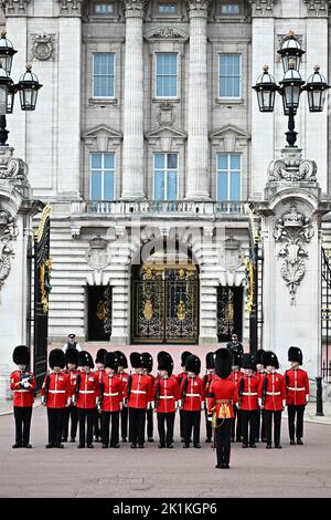 London, Großbritannien. 18. September 2022. Atmosphäre während der staatlichen Trauerprozession der verstorbenen Majestät Königin Elizabeth II. Am 19. September 2022 im Buckingham Palace in London, Großbritannien. Foto von David Niviere/ABACAPRESS.COM Quelle: Abaca Press/Alamy Live News Stockfoto