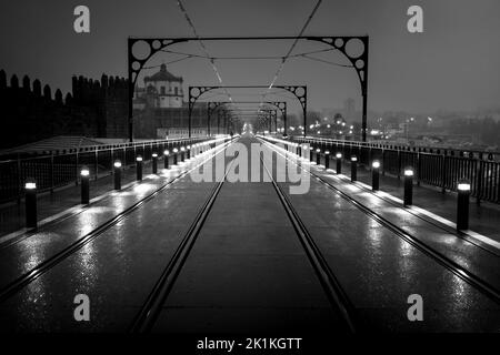 Nachtansicht der Dom Luis I Brücke, Porto, Portugal. Schwarzweiß-Foto. Stockfoto