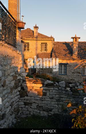 Steinhäuser traditioneller Architektur in Vitsa, Griechenland bei Sonnenuntergang Stockfoto