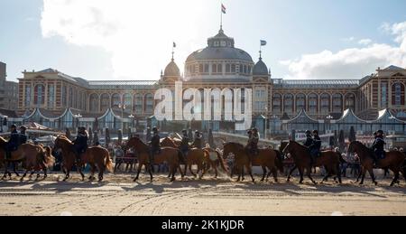 Übung für die Ehreneskorte der Kavallerie und die Soldaten und die Polizei zu Pferd am Strand von Scheveningen, am 19. September 2022, werden alle Reiter und Pferde am Prinsjesdag an der königlichen Reittour durch das Zentrum von Den Haag teilnehmen. Foto: Albert Ph vd Werf/Niederlande OUT/Point de Vue OUT Stockfoto