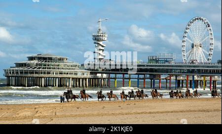 Übung für die Ehreneskorte der Kavallerie und die Soldaten und die Polizei zu Pferd am Strand von Scheveningen, am 19. September 2022, werden alle Reiter und Pferde am Prinsjesdag an der königlichen Reittour durch das Zentrum von Den Haag teilnehmen. Foto: Albert Ph vd Werf/Niederlande OUT/Point de Vue OUT Stockfoto