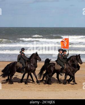 Übung für die Ehreneskorte der Kavallerie und die Soldaten und die Polizei zu Pferd am Strand von Scheveningen, am 19. September 2022, werden alle Reiter und Pferde am Prinsjesdag an der königlichen Reittour durch das Zentrum von Den Haag teilnehmen. Foto: Albert Ph vd Werf/Niederlande OUT/Point de Vue OUT Stockfoto