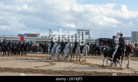 Übung für die Ehreneskorte der Kavallerie und die Soldaten und die Polizei zu Pferd am Strand von Scheveningen, am 19. September 2022, werden alle Reiter und Pferde am Prinsjesdag an der königlichen Reittour durch das Zentrum von Den Haag teilnehmen. Foto: Albert Ph vd Werf/Niederlande OUT/Point de Vue OUT Stockfoto