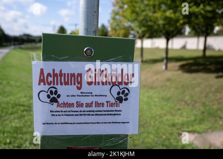 Hessen, Deutschland. 19. September 2022. 19. September 2022, Hessen, Frankfurt/Main: "Achtung vergifteter Köder" steht auf einem Schild am Rande eines Hundelaufs im Frankfurter Stadtteil Riedberg. Hier hatten in den letzten Tagen mehrere Hunde vergiftete Köder gegessen. Nach verschiedenen Informationen sind mehr als zwölf Hunde an den vergifteten Ködern gestorben, ermittelt die Polizei. Foto: Boris Roessler/dpa Quelle: dpa picture Alliance/Alamy Live News Stockfoto