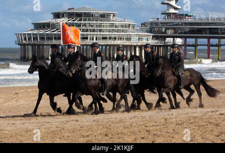 Übung für die Ehreneskorte der Kavallerie und die Soldaten und die Polizei zu Pferd am Strand von Scheveningen, am 19. September 2022, werden alle Reiter und Pferde am Prinsjesdag an der königlichen Reittour durch das Zentrum von Den Haag teilnehmen. Foto: Albert Ph vd Werf/Niederlande OUT/Point de Vue OUT Stockfoto