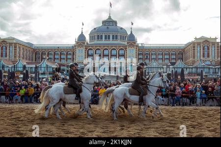 Übung für die Ehreneskorte der Kavallerie und die Soldaten und die Polizei zu Pferd am Strand von Scheveningen, am 19. September 2022, werden alle Reiter und Pferde am Prinsjesdag an der königlichen Reittour durch das Zentrum von Den Haag teilnehmen. Foto: Albert Ph vd Werf/Niederlande OUT/Point de Vue OUT Stockfoto