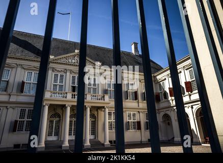 Den Haag, Niederlande. 19. September 2022. 2022-09-19 12:49:36 DEN HAAG - Noordeinde Palace in Den Haag erinnert an den Tod der britischen Königin Elizabeth. Der trauernde Wimpel wurde auf dem Arbeitspalast von König Willem-Alexander gehisst. König Willem-Alexander, Königin M‡xima und Prinzessin Beatrix nehmen an der Beerdigung der britischen Königin in der Westminster Abbey in London Teil. ANP REMKO DE WAAL netherlands Out - belgium Out Credit: ANP/Alamy Live News Stockfoto