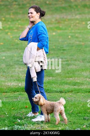 Kronprinzessin Victoria mit ihrem Hund Rio während des PEP Day im Haga Park, Stockholm, Schweden, 19. September 2022. Foto: Karin Törnblom / TT / kod 2377 Stockfoto