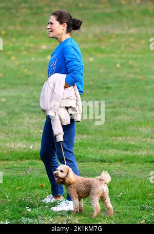 Kronprinzessin Victoria mit ihrem Hund Rio während des PEP Day im Haga Park, Stockholm, Schweden, 19. September 2022. Foto: Karin Törnblom / TT / kod 2377 Stockfoto