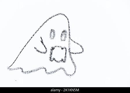 Schwarze Ölpastell-Handzeichnung in fliegender Geisterform auf weißem Papierhintergrund Stockfoto