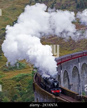 Glenfinnan, Schottland, Großbritannien, 19.. September 2022. Florale Hommage an Ihre Majestät Königin Elizabeth 11 vor dem Jacobite Steam Train-Motor, der kurz vor ihrem Trauerdienst in Westminster Abbey in London über die Westhochlandlinie Glenfinnan Viaduct fährt. Quelle: Arch White/alamy Live News. Stockfoto