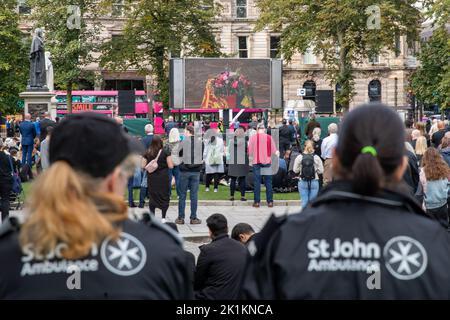 Belfast, Großbritannien. 19. September 2022. Hunderte versammeln sich auf dem Gelände des Belfast City Hall, um das Begräbnis Ihrer Majestät Königin Elizabeth II. Zu sehen.Quelle: Bonzo/Alamy Live News Stockfoto