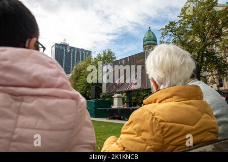 Belfast, Großbritannien. 19. September 2022. Hunderte versammeln sich auf dem Gelände des Belfast City Hall, um das Begräbnis Ihrer Majestät Königin Elizabeth II. Zu sehen.Quelle: Bonzo/Alamy Live News Stockfoto