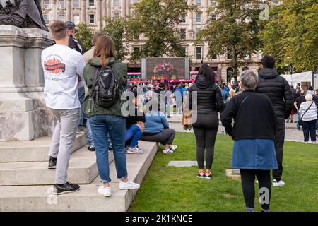 Belfast, Großbritannien. 19. September 2022. Hunderte versammeln sich auf dem Gelände des Belfast City Hall, um das Begräbnis Ihrer Majestät Königin Elizabeth II. Zu sehen.Quelle: Bonzo/Alamy Live News Stockfoto