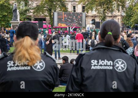 Belfast, Großbritannien. 19. September 2022. Hunderte versammeln sich auf dem Gelände des Belfast City Hall, um das Begräbnis Ihrer Majestät Königin Elizabeth II. Zu sehen.Quelle: Bonzo/Alamy Live News Stockfoto