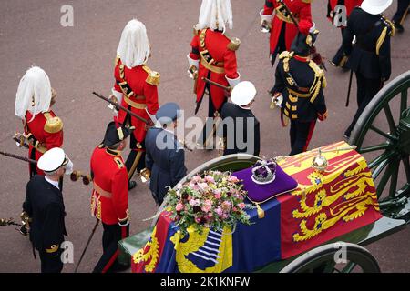 Die State Gun Carriage trägt den Sarg von Königin Elizabeth II., drapiert im Royal Standard mit der Kaiserlichen Staatskrone und dem Reichsapfel und Zepter des Souveränen, in der Feierlichen Prozession nach ihrem Staatsfuneral in Westminster Abbey, London. Bilddatum: Montag, 19. September 2022. Stockfoto