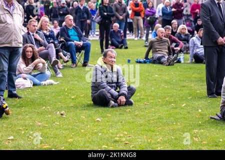 Belfast, Großbritannien. 19. September 2022. Hunderte versammeln sich auf dem Gelände des Belfast City Hall, um das Begräbnis Ihrer Majestät Königin Elizabeth II. Zu sehen.Quelle: Bonzo/Alamy Live News Stockfoto