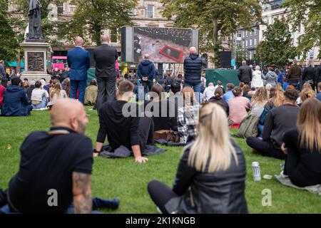 Belfast, Großbritannien. 19. September 2022. Hunderte versammeln sich auf dem Gelände des Belfast City Hall, um das Begräbnis Ihrer Majestät Königin Elizabeth II. Zu sehen.Quelle: Bonzo/Alamy Live News Stockfoto